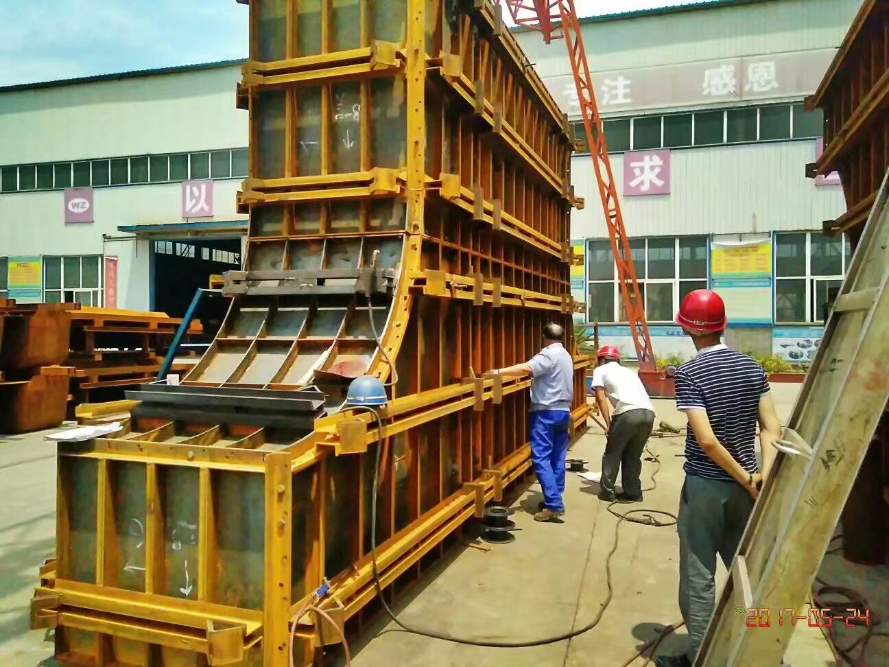 河南偉志廠家介紹鋼模板變形就會嚴重導致施工的效果