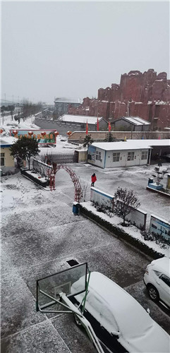 偉志模板提醒:下雪路滑 請(qǐng)注意安全