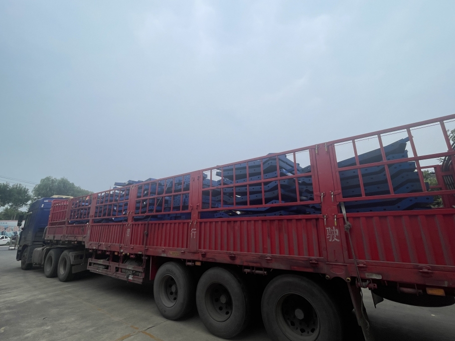 鋼模板廠(chǎng)家護(hù)欄模板發(fā)貨中